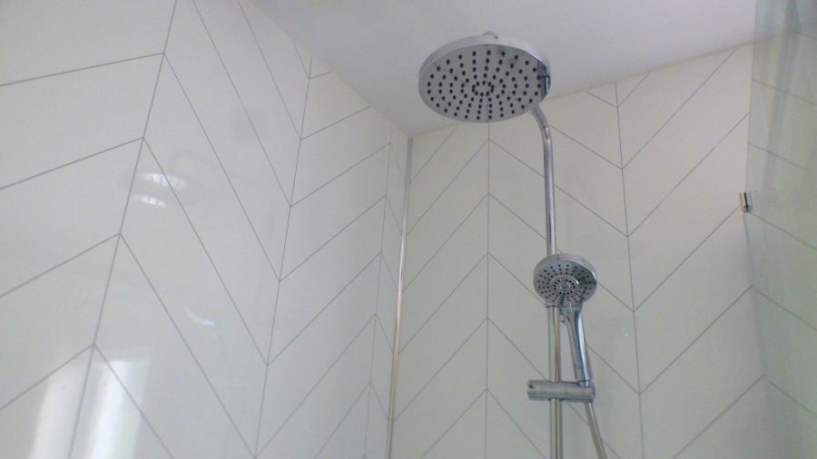 Drenching style shower head and hand attachment ensuite Drenching style shower head and hand attachment ensuite